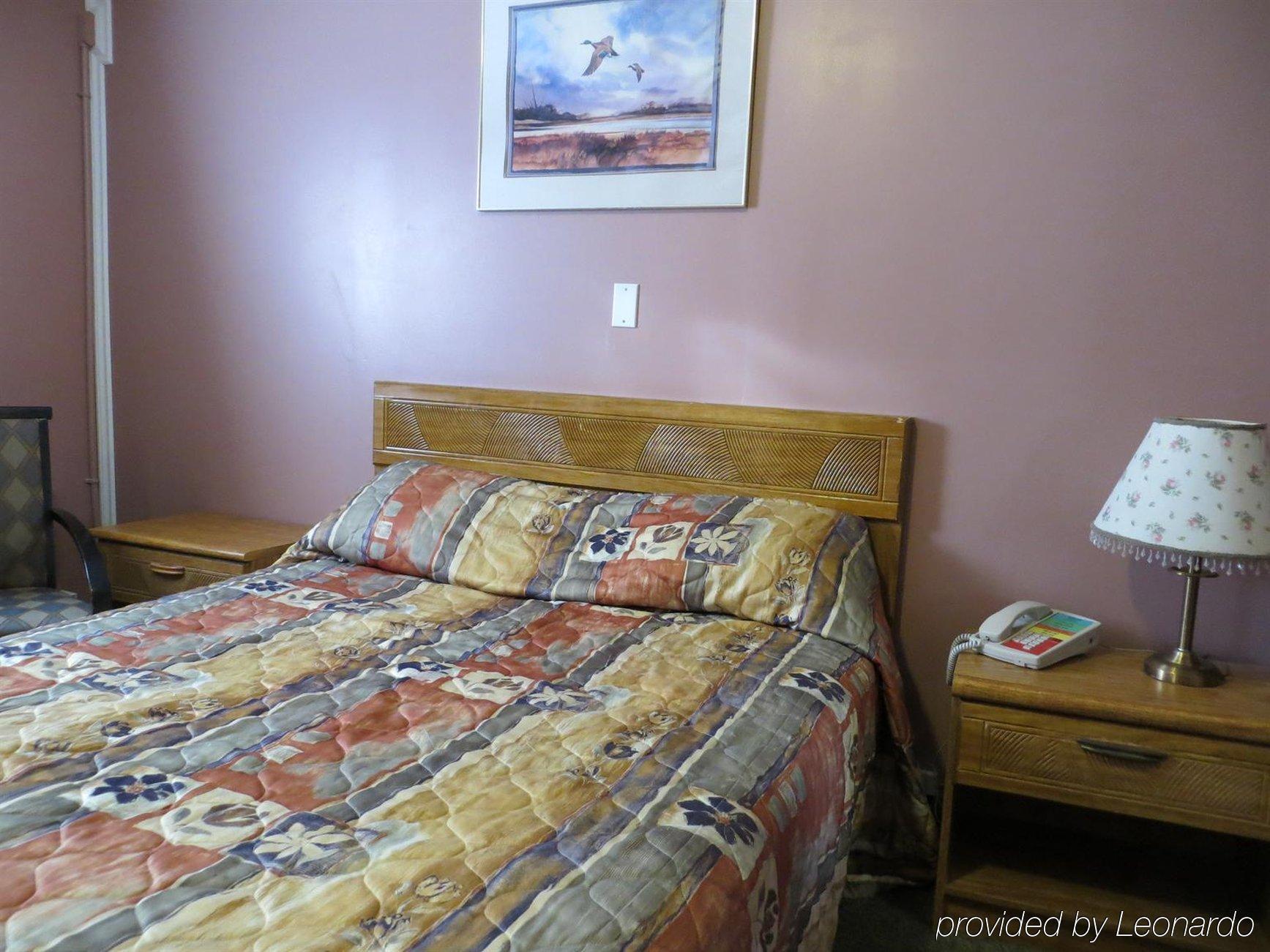 Kings Inn Orillia Room photo